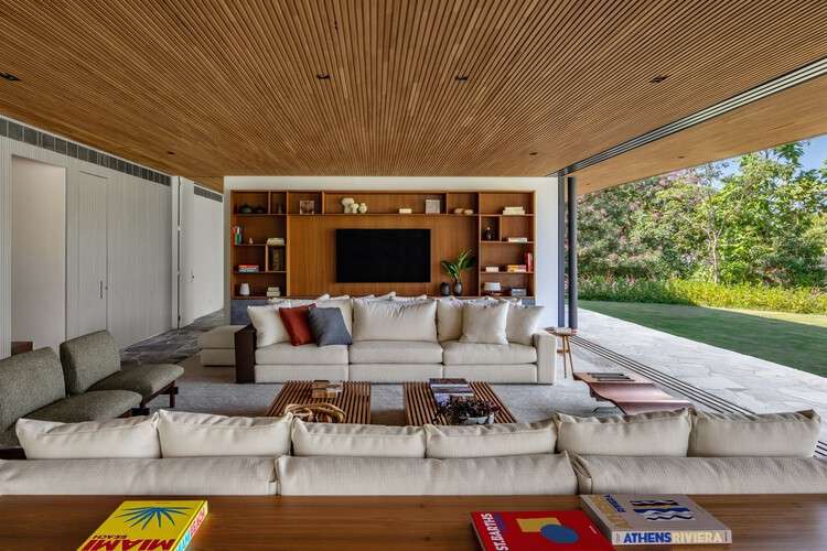 Floreira House / Matheus Farah + Manoel Maia Arquitetura - Interior Photography, Living Room, Wood, Sofa, Table, Chair