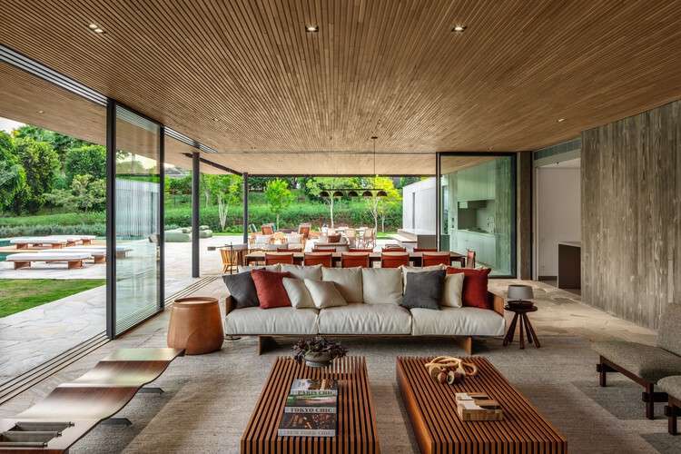 Floreira House / Matheus Farah + Manoel Maia Arquitetura - Interior Photography, Living Room, Wood, Table, Chair, Patio