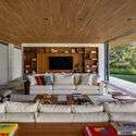 © Nelson Kon Floreira House / Matheus Farah + Manoel Maia Arquitetura - Interior Photography, Living Room, Wood, Sofa, Table, Chair
