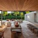 © Nelson Kon Floreira House / Matheus Farah + Manoel Maia Arquitetura - Interior Photography, Living Room, Wood, Patio, Courtyard