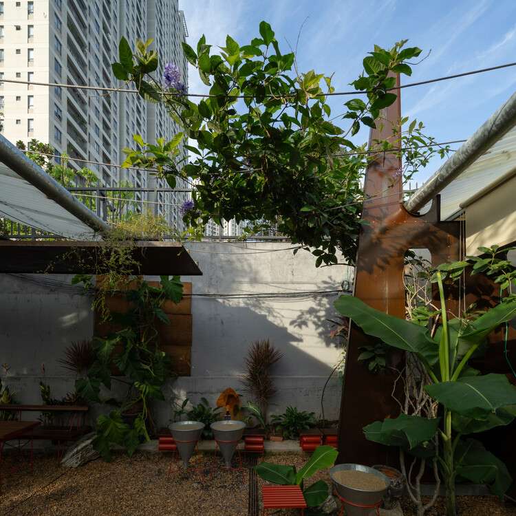 O Plant-based Thao Dien Cafe / xưởng xép - Exterior Photography, Courtyard