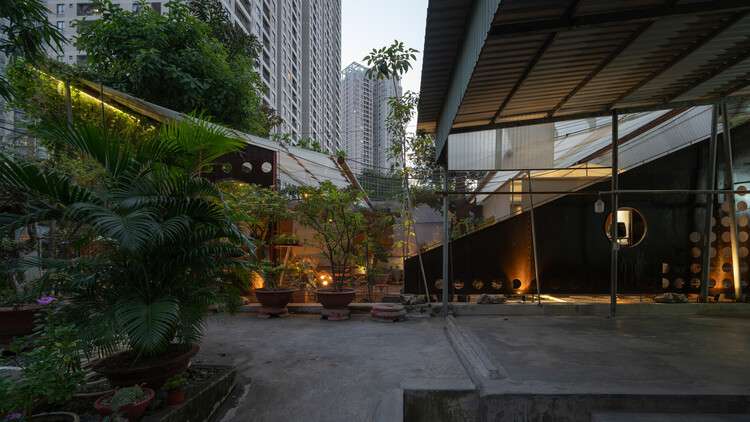 O Plant-based Thao Dien Cafe / xưởng xép - Exterior Photography, Courtyard