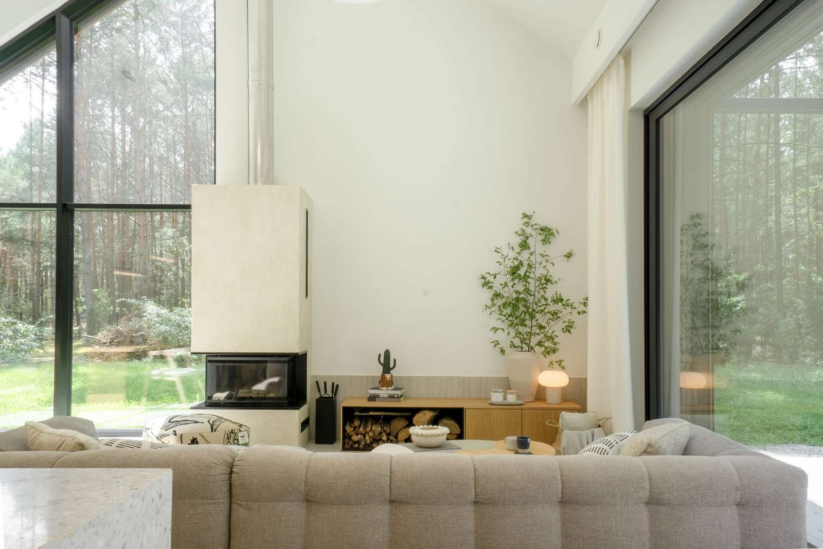 Inside this modern interior, the design embraces a minimalist aesthetic combined with the Japandi style, which fuses Japanese and Scandinavian influences.