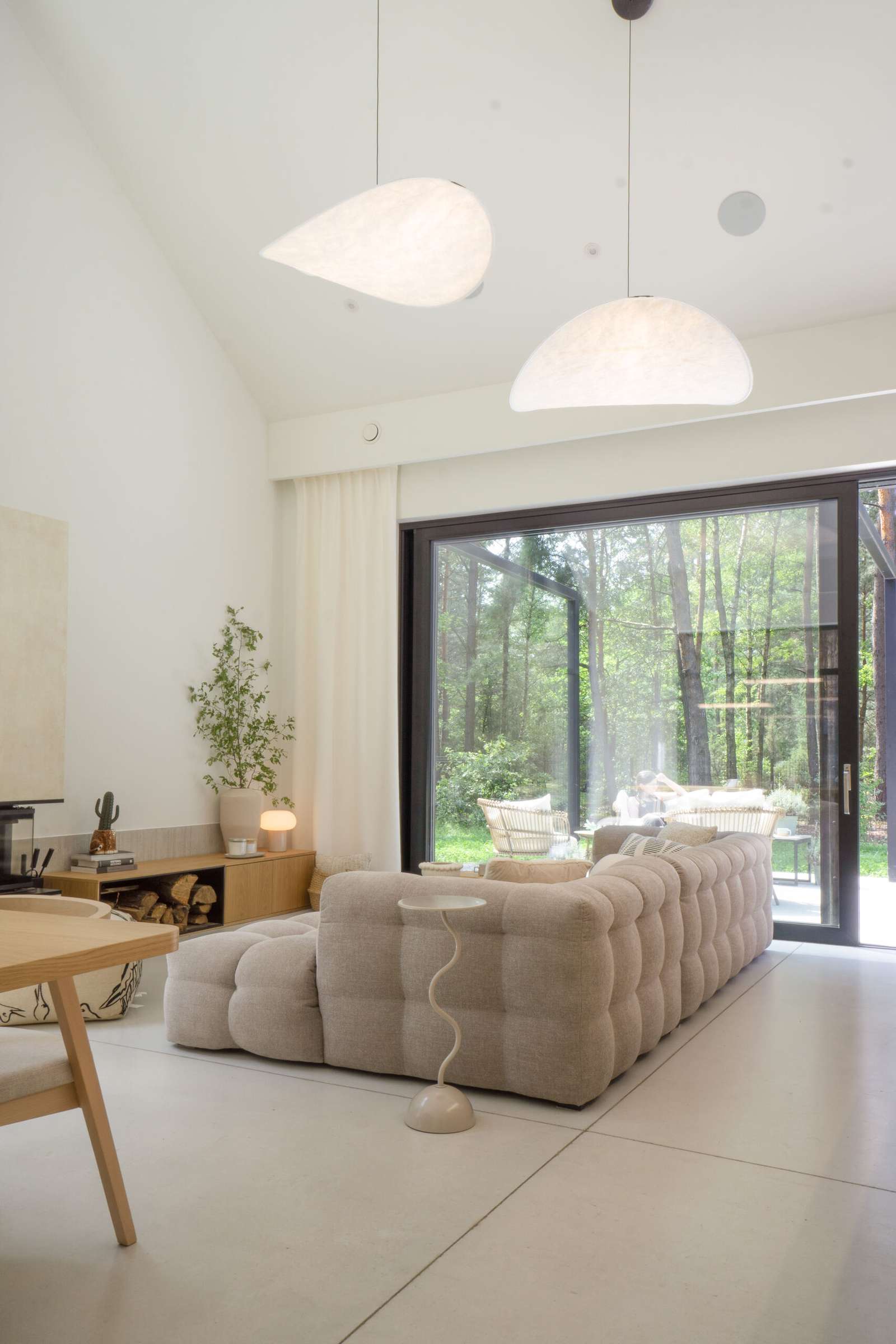 Inside this modern interior, the design embraces a minimalist aesthetic combined with the Japandi style, which fuses Japanese and Scandinavian influences.