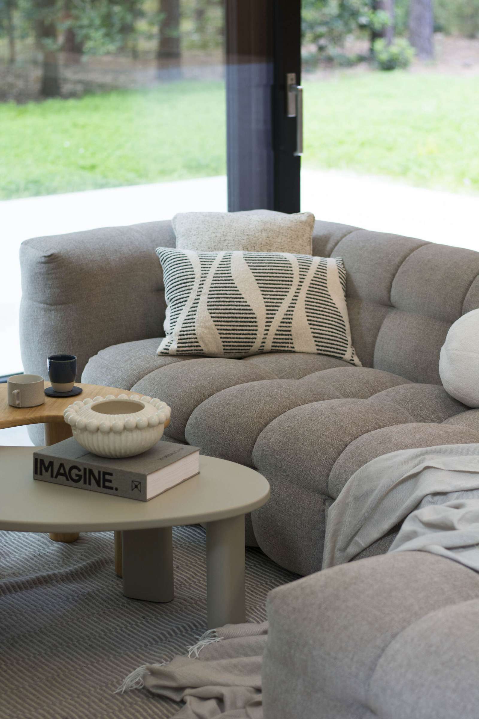 Inside this modern interior, the design embraces a minimalist aesthetic combined with the Japandi style, which fuses Japanese and Scandinavian influences.