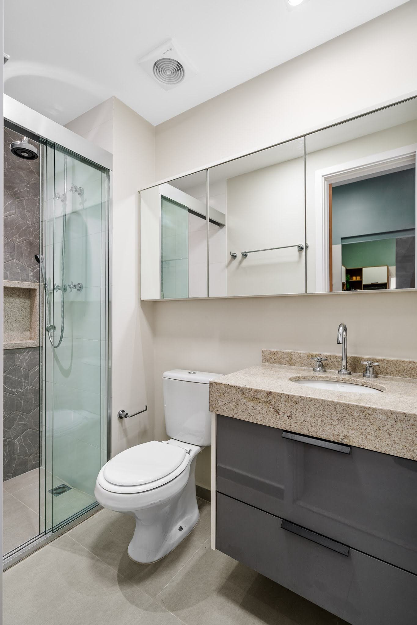 Despite its small size, the bathroom is fully equipped, with material choices complementing those found throughout the rest of the apartment.