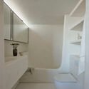 © Clinton Weaver and Anson Smart Darling Point Apartment / Studio ZAWA - Interior Photography, Bathroom, Bathtub
