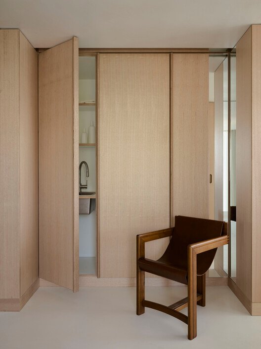 Darling Point Apartment / Studio ZAWA - Interior Photography, Wood, Door, Closet, Glass