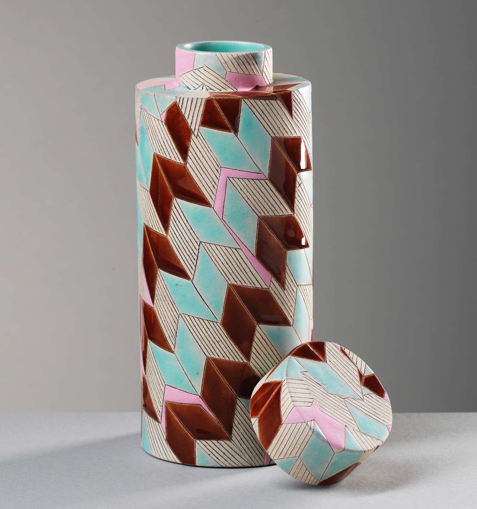 a geometrically patterned, cylindrical jar