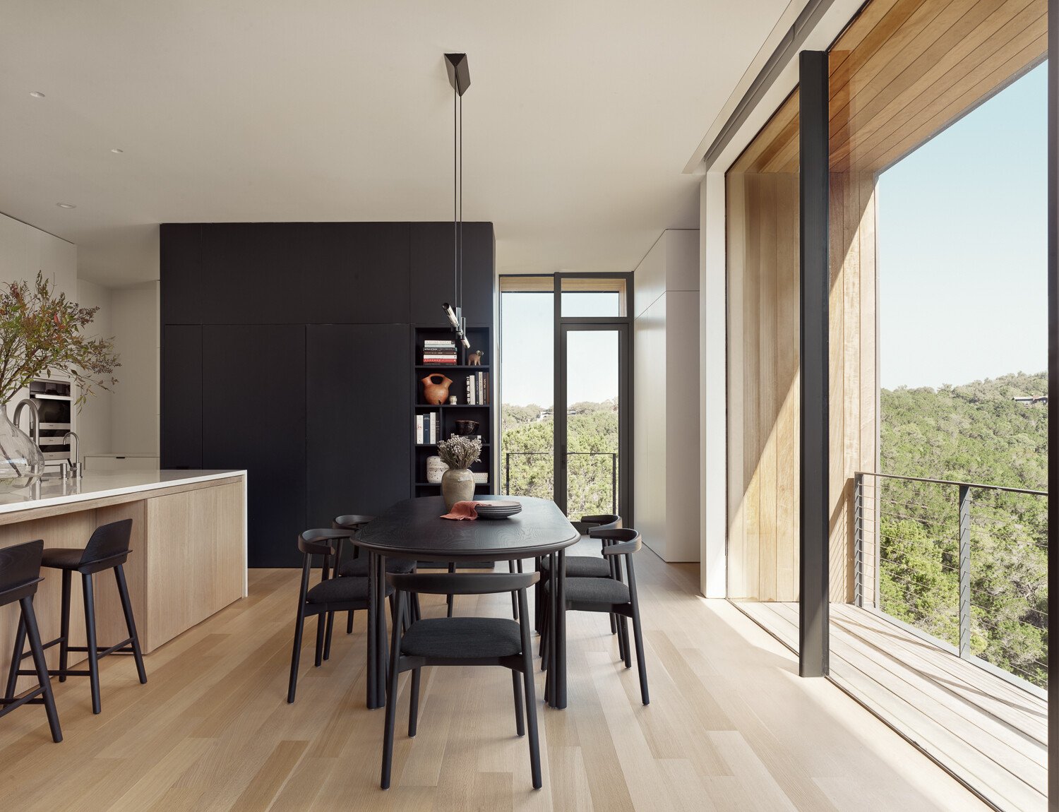 Just steps from the living room, the dining and kitchen area continues the home’s airy, elevated feel. The open plan allows for easy flow between cooking, eating, and lounging, while operable windows on both sides invite cross breezes. Here, practicality meets elegance, standard construction materials are used in ways that feel intentional and finely tuned.