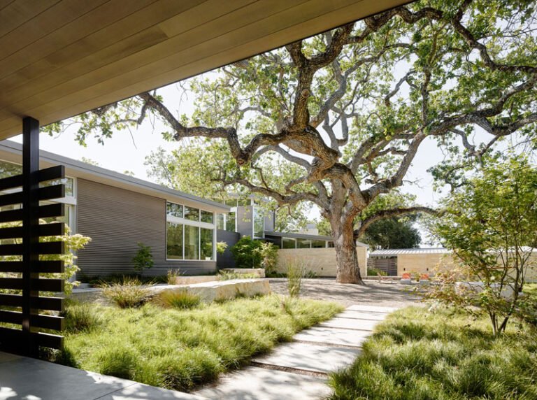 A modern weekend getaway in Carmel’s Santa Lucia Mountains, blending steel, limestone, and sweeping ridge views around a 100-year-old Valley Oak.