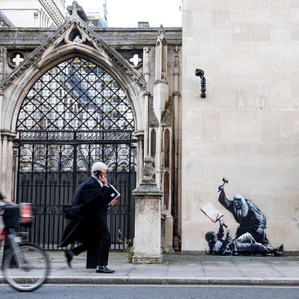 banksy is back: new stencil artwork appears at the royal courts of justice in london