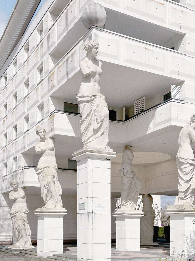 les caryatides de guyancourt: a photo essay on the postmodernist complex of suburban paris