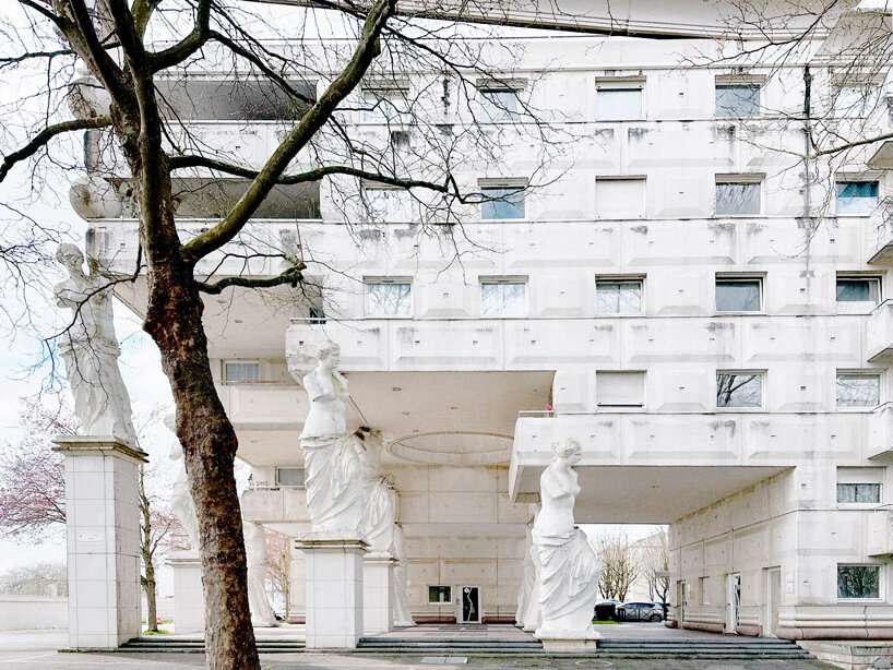les caryatides de guyancourt: a photo essay on the postmodernist complex of suburban paris