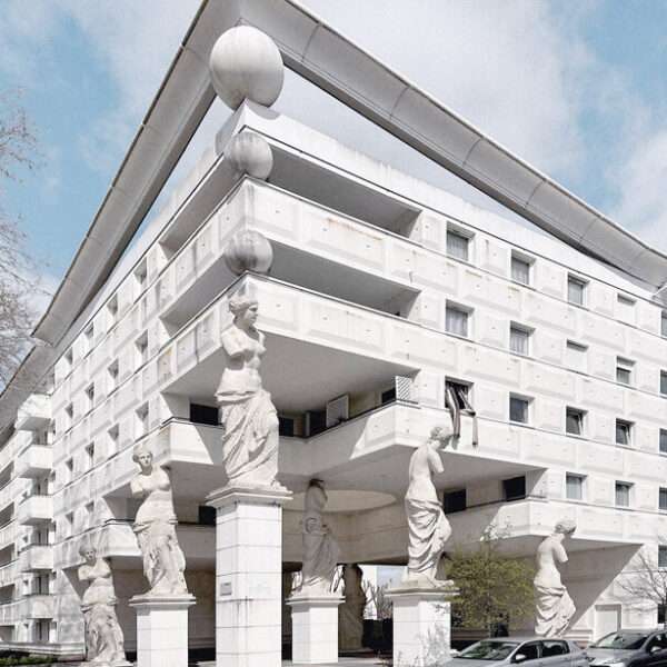 les caryatides de guyancourt: a photo essay on the postmodernist complex of suburban paris