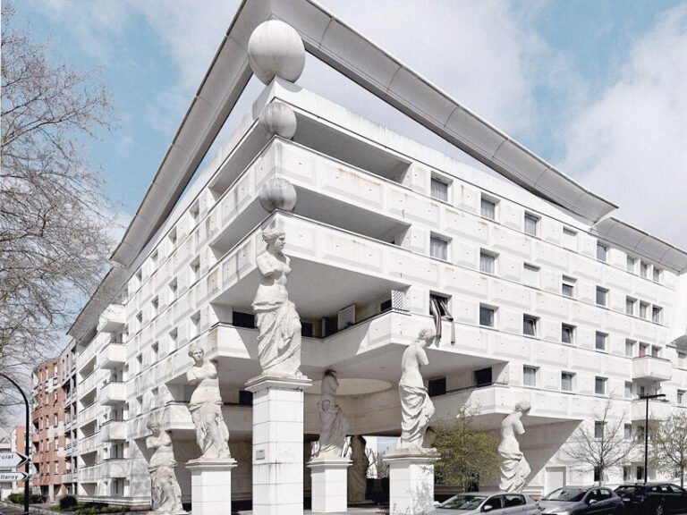 les caryatides de guyancourt: a photo essay on the postmodernist complex of suburban paris