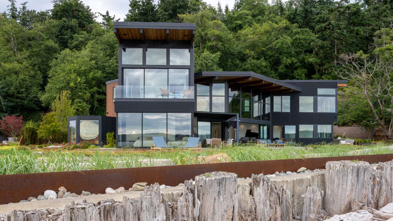 This coastal home shows how architecture can respond directly to land, regulation, and risk. Designed within an existing footprint, the form reflects shoreline rules, steep slopes, and long term durability in a marine environment.