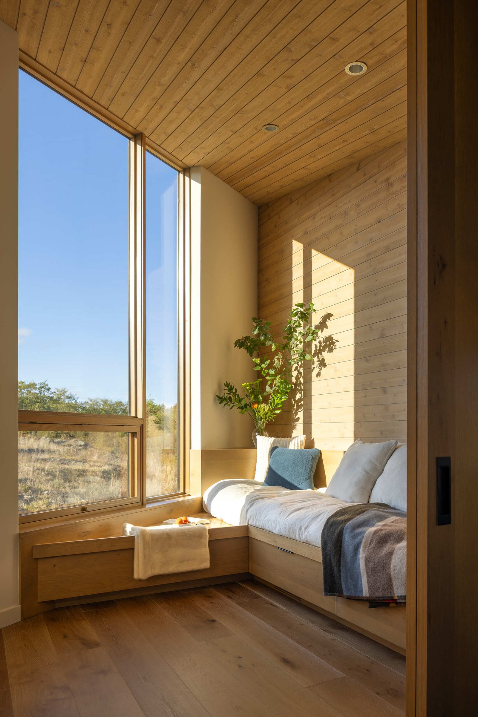 Tucked into a nook within this house, the daybed offers a place to pause. It’s positioned to take advantage of the surrounding views, making it an easy spot to read, rest, or simply watch the changing light across the landscape.