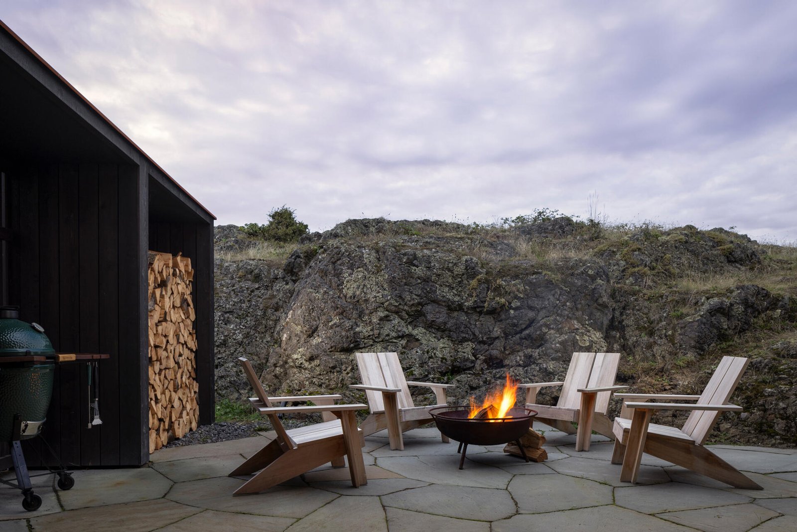 One of the most unique features of the home is the terrace formed between the house and the rock. This outdoor space is naturally protected from the wind, making it usable even in tougher weather.