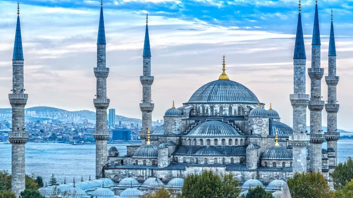 عشرة مساجد شاهدة على روعة العمارة الإسلامية