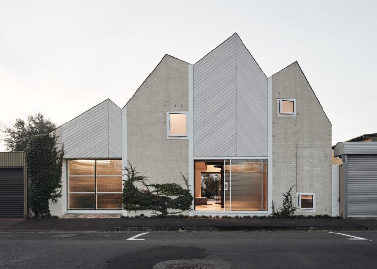 RaeRae Home / Austin Maynard Architects