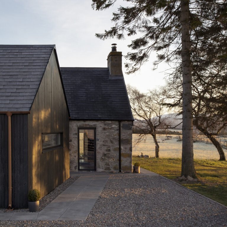 Strone of Glenbanchor / Loader Monteith Architects