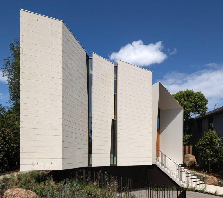 Limestone Home / John Wardle Architects