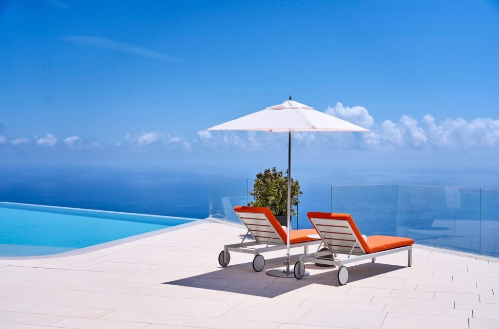 ربما تحتوي الصورة على Water Building Nature في الهواء الطلق Ocean Sea Hotel Resort Shoreline Pool Coast Land and Beach