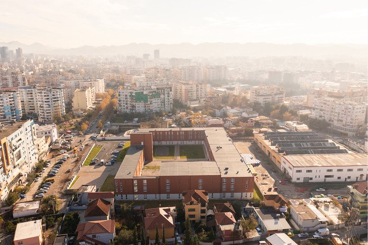 Stefano Boeri Architetti يحول المدارس إلى مساحة استخدام مختلطة للمجتمع بأكمله في تيرانا ، بإذن من ستيفانو بويري أرتشيتيتي