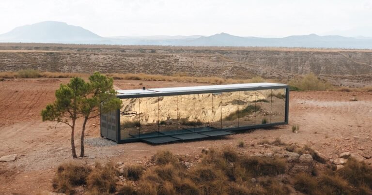 DistrictHive is a self-sufficient capsule resort situated in spain’s gorafe desert