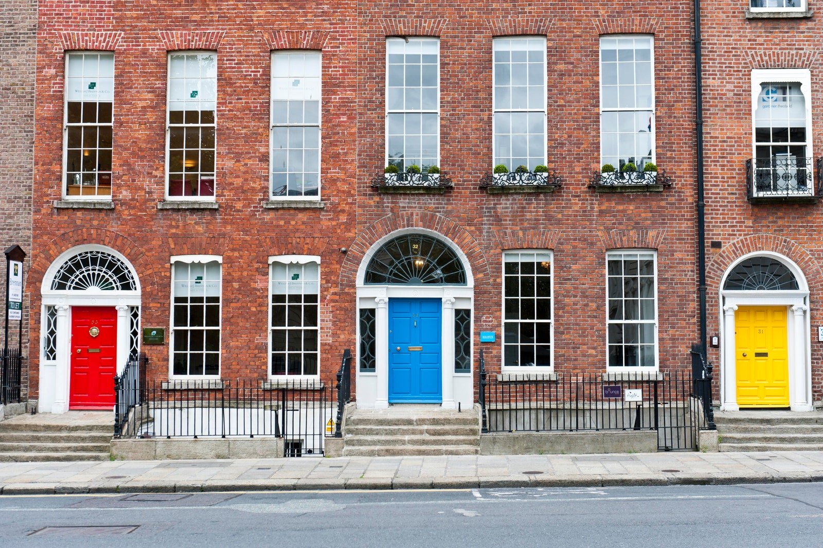 ربما تحتوي الصورة على Door Brick and Window