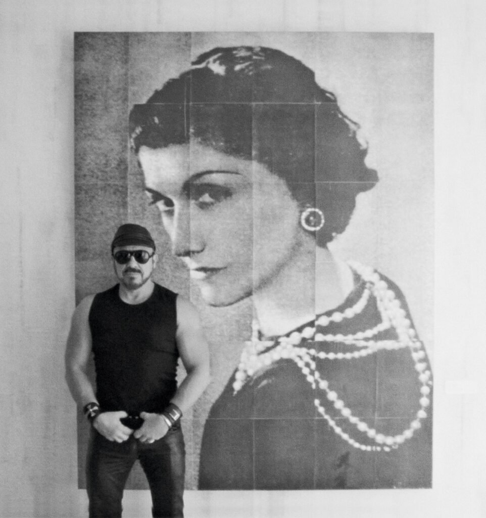 ربما تحتوي الصورة على Peter Marino Human Person Coco Chanel Clothing ، إكسسوارات ، وإكسسوارات ، ونظارات شمسية