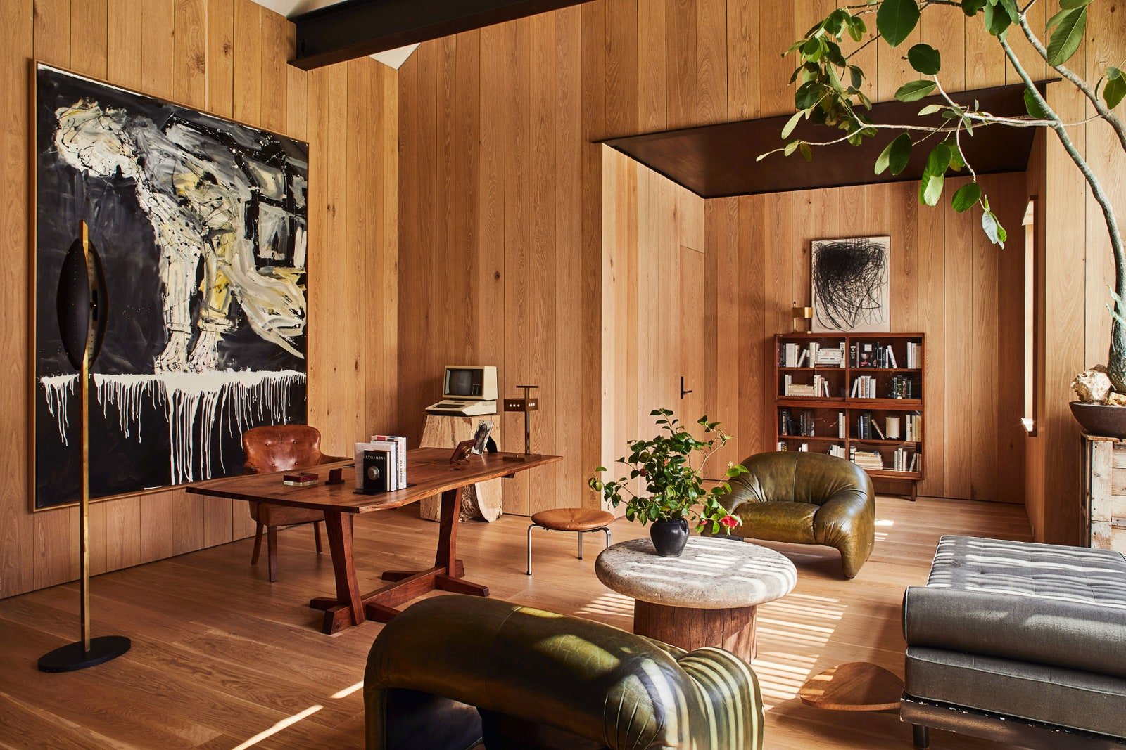 ربما تحتوي الصورة على Wood Living Room Room Inoors Furniture خشب صلب كرسي أريكة وطاولة أرضية وخشب رقائقي