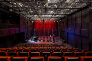 داخل مسرح صندوق أسود كبير ينظر إلى المسرح مع قفص أعلاه