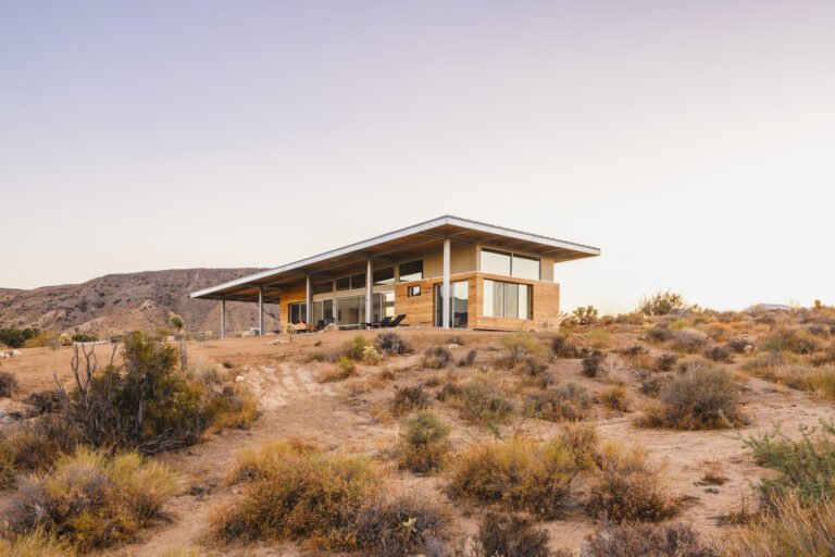 Cowboy Fashionable Desert Eco-Retreat / Jeremy Levine Design