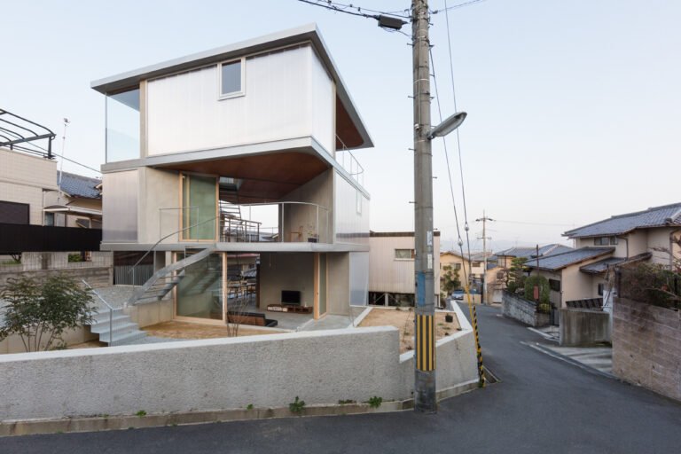 Home in Ayameike / Ippei Komatsu Architects
