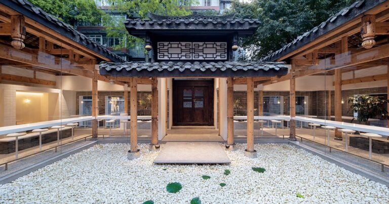 B.L.U.E. structure studio fills the café’s courtyard with water in china