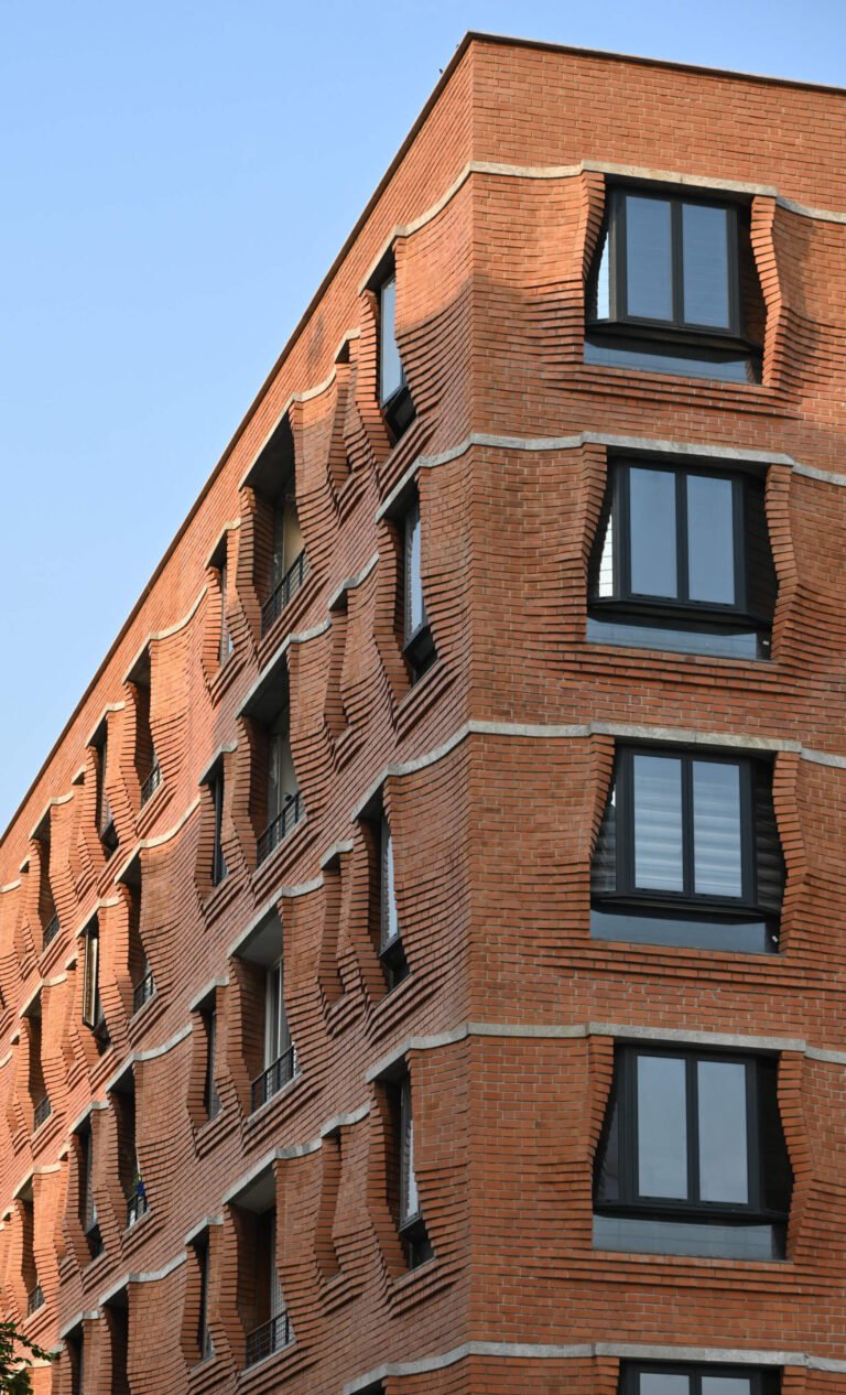 A corbelled brick facade makes waves on a Hyderabad condominium complicated