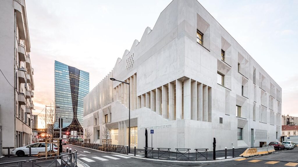 Groupe Scolaire Antoine de Ruffi بواسطة Tautem Architecture |  2021-12-21