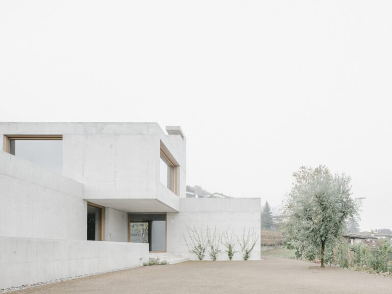 Casa in Collina / Montemurro Aguiar Architetti