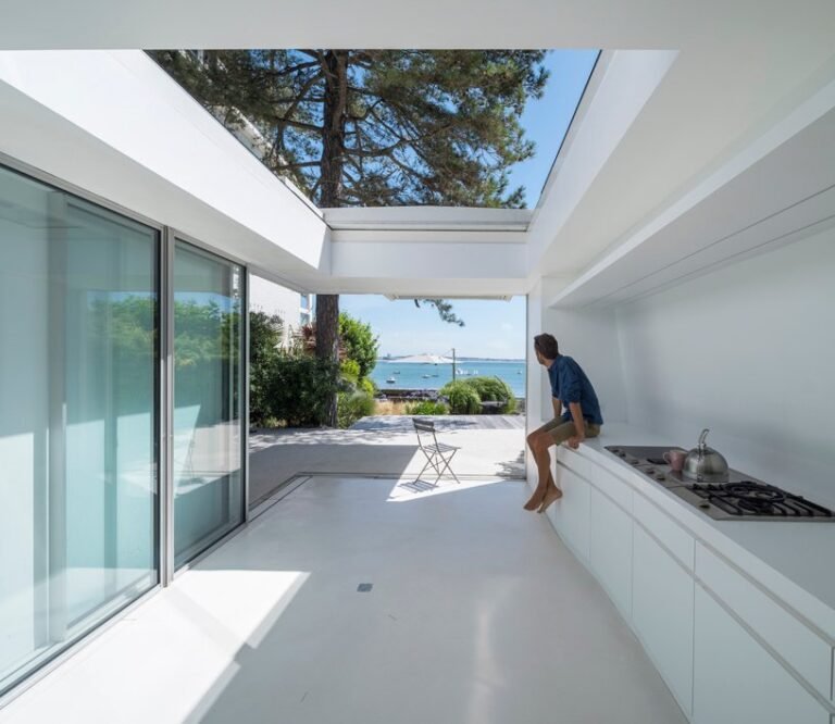 avignon architecte transforms a uncared for veranda into topless home in france