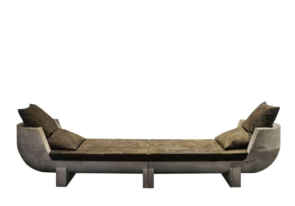 ربما تحتوي الصورة على أثاث Bench and Couch