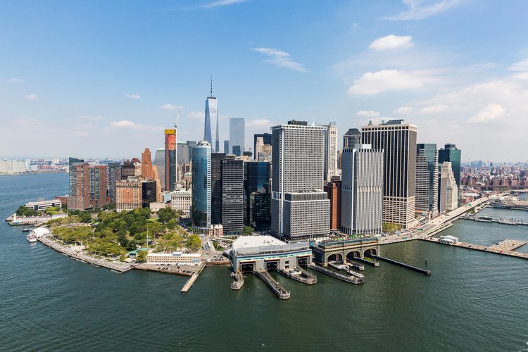 التوسعات الحضرية والخطط الرئيسية تعالج أزمات الإسكان والمناخ في نيويورك ، أفق مانهاتن.  الصورة عبر Oscity / Shutterstock