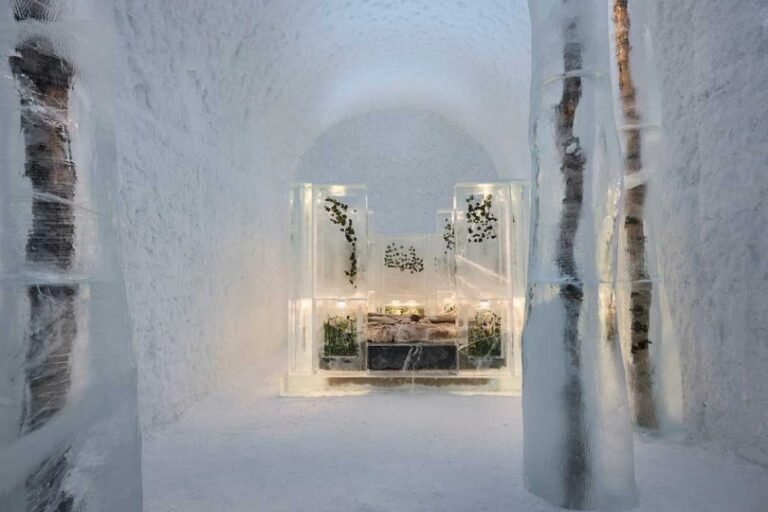 برنادوت وكيلبيرج ينحتان جناحًا جديدًا رائعًا من الجليد في فندق Icehotel
