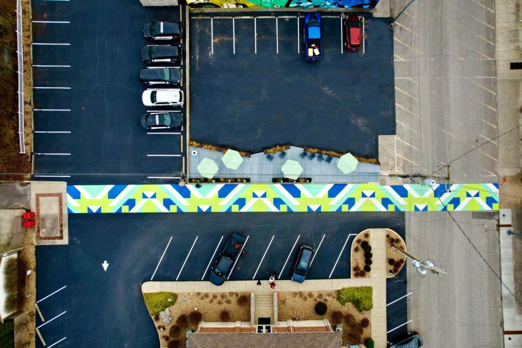 منظر جوي لمسار جداري خطي وحديقة جيب في موقف للسيارات