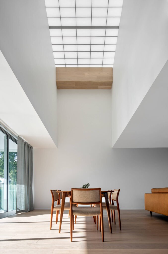 كوة عالية جدًا فوق طاولة طعام في Five Twelve House