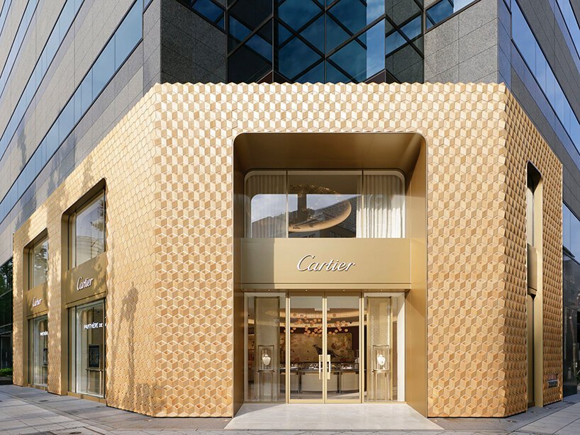 كلاين ديثام للهندسة المعمارية يرتدون واجهة متجر كارتييه لأوساكا بنمط خشبي هندسي