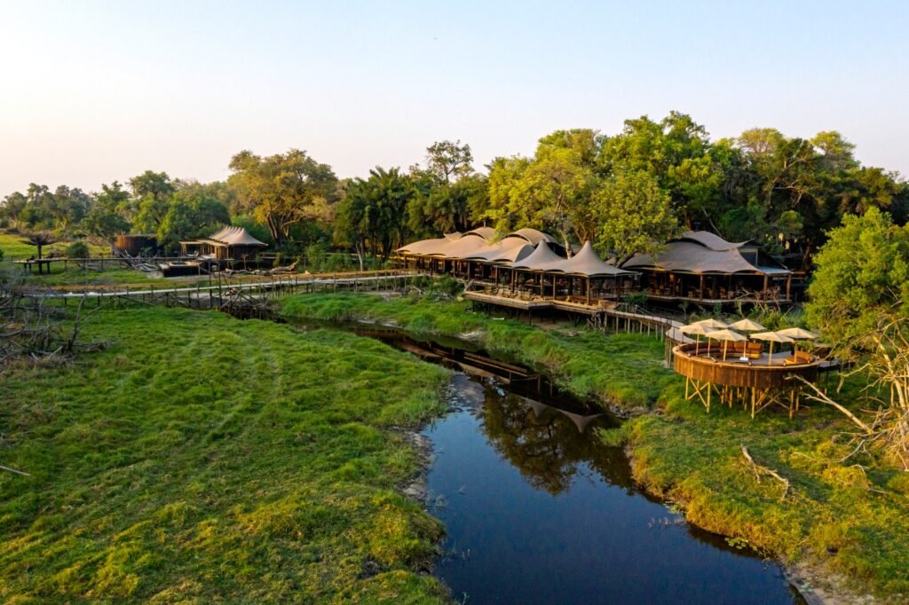 ربما تحتوي الصورة على Nature Water Outdoors Building Land Shelter Countryside Rural Scenery and Waterfront