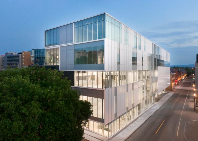 Saint-Roch YMCA Community Center / STGM Architectes  + CCM2 Architectes