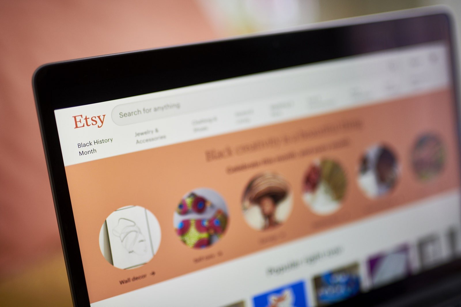 شاشة الكمبيوتر مع الصفحة الرئيسية لـ Etsy